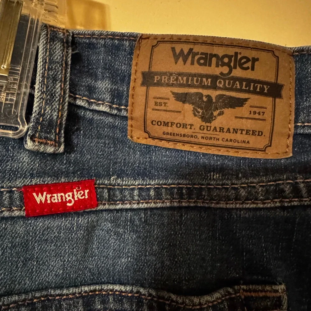 Wrangler Athletic Fit Mens Blue Jeans Medium Wash Denim 42x30 1090ATWHF